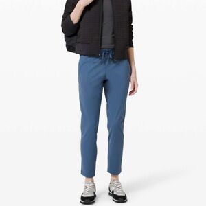 Lululemon | On The Fly Pant 28” | Size 6 | Ink Blue